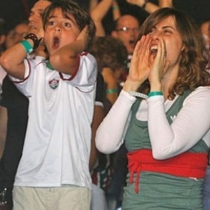 Fernada Torres e o filho Joaquim  torcem para o Fluminense. Na foto, os dois aparecem tensos durante um jogo que aconteceu em 2008