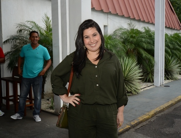 4.nov.2013 - Mariana Xavier chega a uma churrascaria, na Barra da Tijuca, no Rio, para assistir ao primeiro capítulo de "Além do Horizonte"