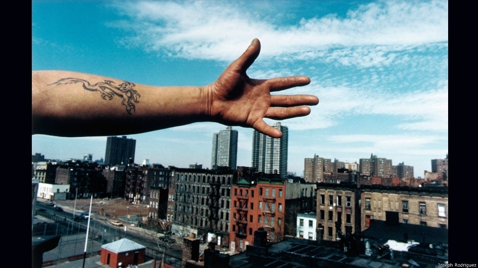 Muitos deles criaram novas imagens de suas comunidades e analisaram, à sua maneira, a história americana. Este trabalho, da série "Spanish Harlem" é do fotógrafo novaiorquino Joseph Rodriguez - 1987, Joseph Rodriguez