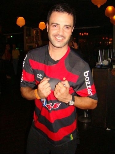 O ator Rodrigo Phavanello mostra com orgulho a camisa do Flamengo em um bar do Leblon, antes de ir ao jogo do time do coração no Maracanã