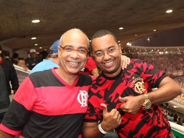 O humorista Cláudio Manoel e o cantor Dudu Nobre unidos na paixão pelo Flamengo