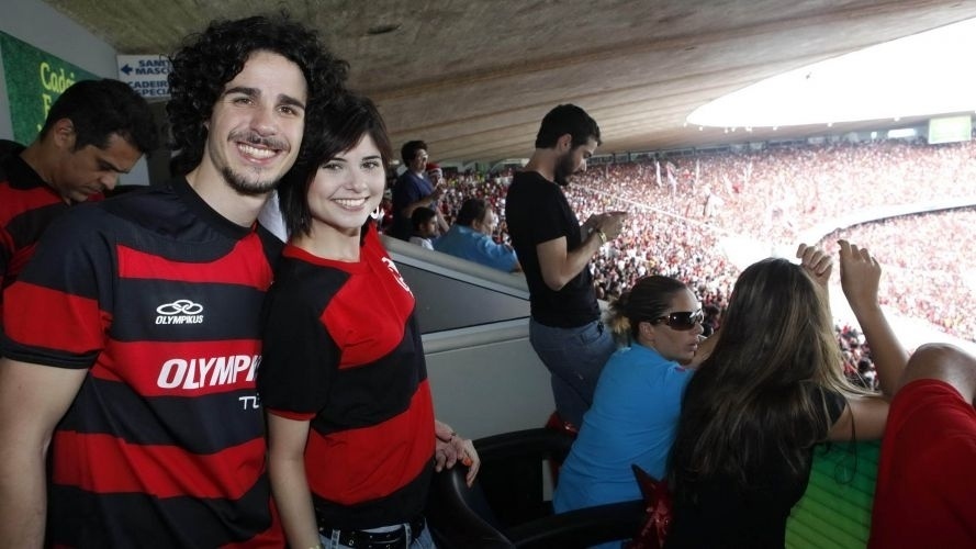 Os atores Pedro Neschling e Julianne Trevisol não estão mais namorando, mas certamente eles ainda compartilham o amor pelo Flamengo
