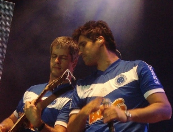 Os irmãos Victor e Léo são unidos na música e na paixão pelo Cruzeiro