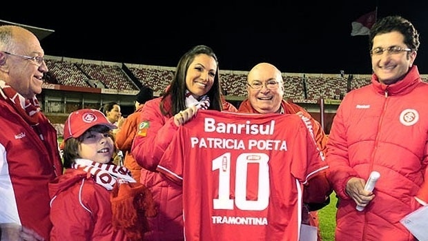 Patrícia Poeta exibe a camisa personalizada que ganhou do Inter, seu time do coração