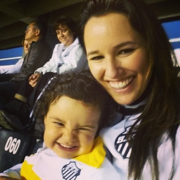 Torcedora do Santos, Mariana Belém levou a filha, Laura, ao estádio da Vila Belmiro em agosto de 2013