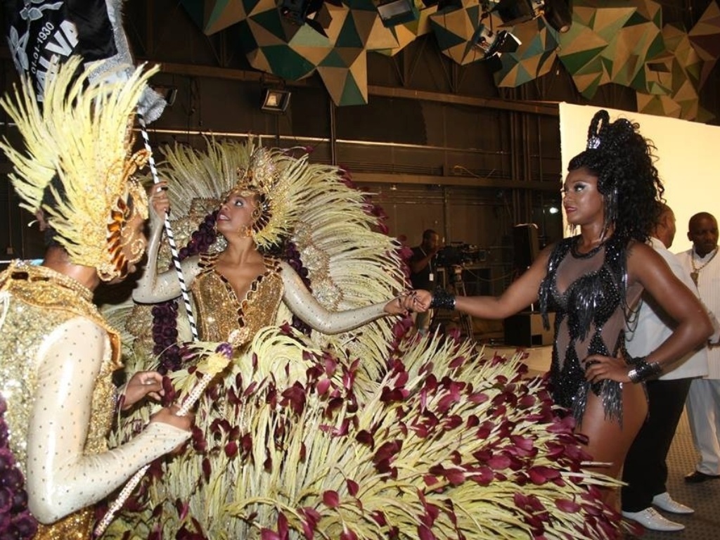 04.nov.2013 - Camila Silva, rainha da Vai-Vai, e o casal de mestre-sala e porta-bandeira gravam vinhetas do Carnaval 2014 para a TV Globo nos estúdios da emissora, em São Paulo - Reprodução