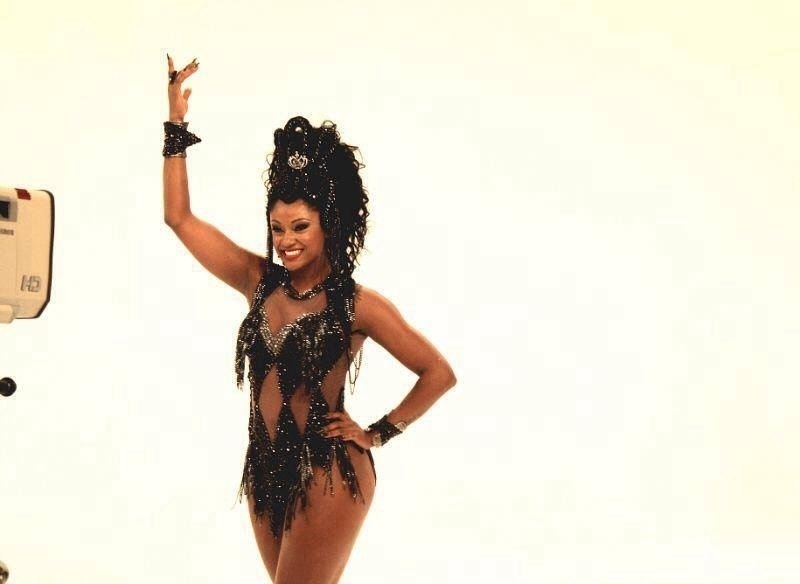 04.nov.2013 - Camila Silva, rainha de bateria da Vai-Vai, grava vinhetas do Carnaval 2014 para a TV Globo nos estúdios da emissora, em São Paulo - Reprodução