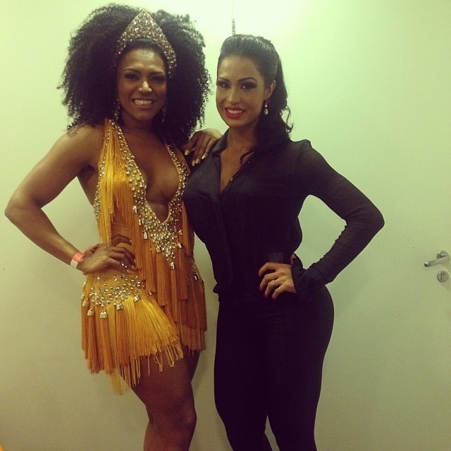 04.nov.2013 - Gracyanne Barbosa, rainha de bateria da X-9 Paulistana, e Simone Sampaio, rainha de bateria da Dragões da Real, gravam vinhetas do Carnaval 2014 para a TV Globo nos estúdios da emissora, em São Paulo - Reprodução