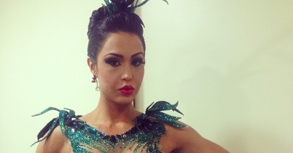 04.nov.2013 - Gracyanne Barbosa, rainha de bateria da X-9 Paulistana, grava vinhetas do Carnaval 2014 para a TV Globo nos estúdios da emissora, em São Paulo - Reprodução