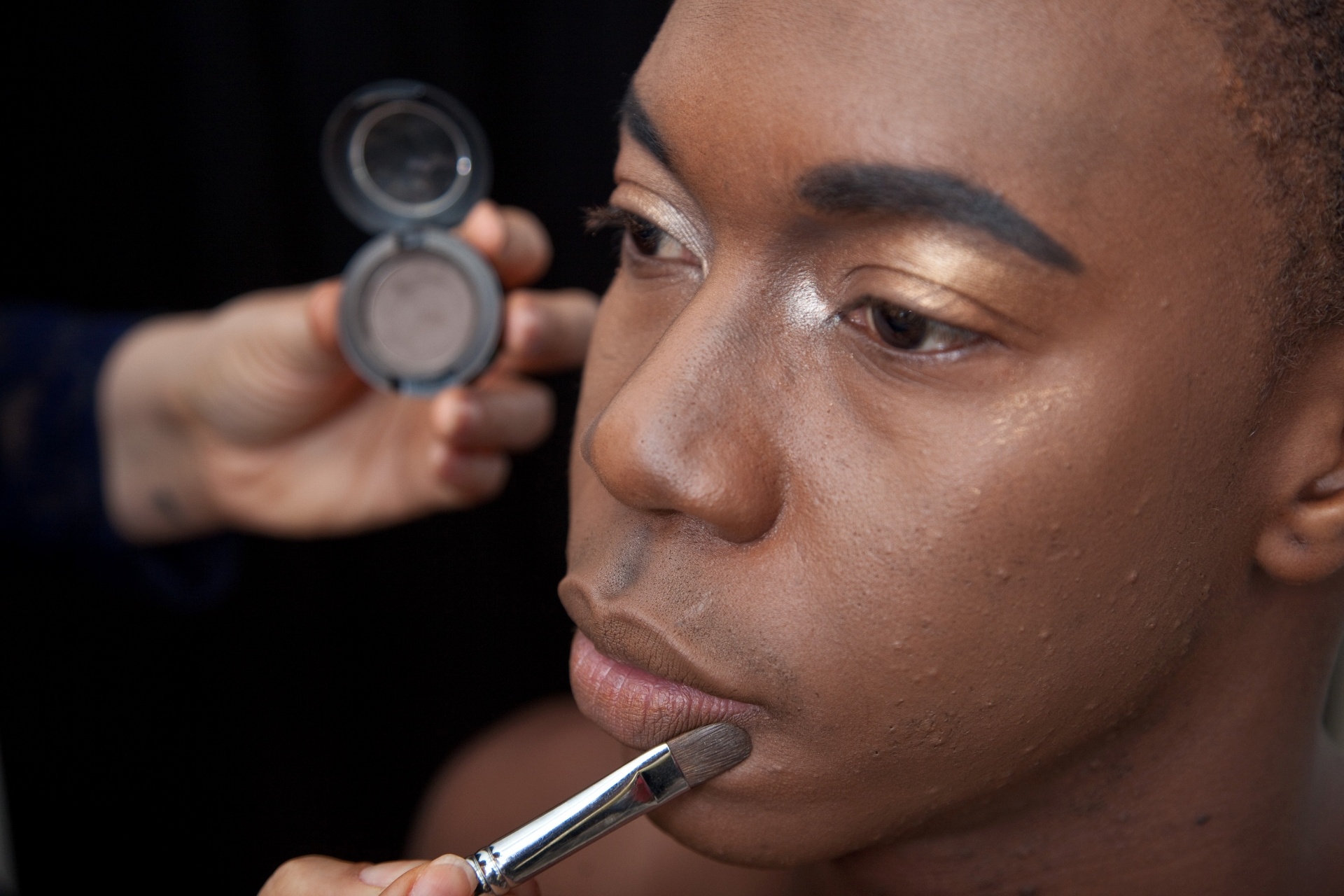 04.nov.2013 - Tiago Barbosa em processo de maquiagem para a versão brasileira de "O Rei Leão", que, no Brasil, traz Gilberto Gil como autor das canções - Simon Plestenjak/UOL