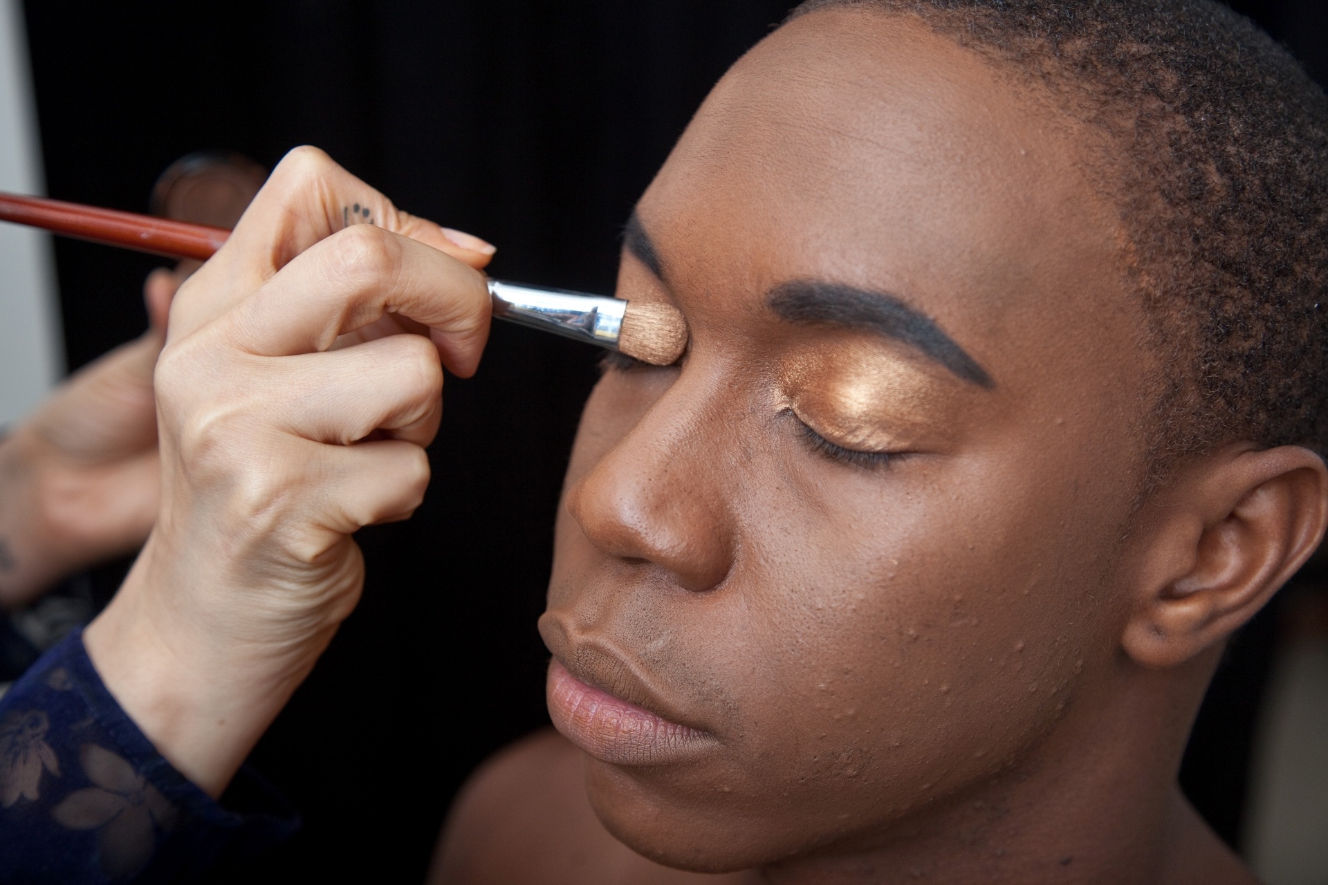 04.nov.2013 - Tiago Barbosa no camarim de maquiagem de "O Rei Leão", cujas montagensjá ganharam mais de 70 prêmios e arrecadaram cerca de US$ 5 bilhões pelo mundo - Simon Plestenjak/UOL