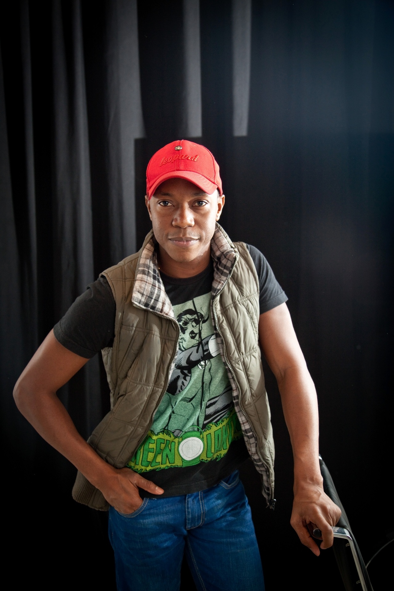 04.nov.2013 - Ator Tiago Barbosa dá vida ao Simba mais velho no musical "O Rei Leão", em São Paulo - Simon Plestenjak/UOL