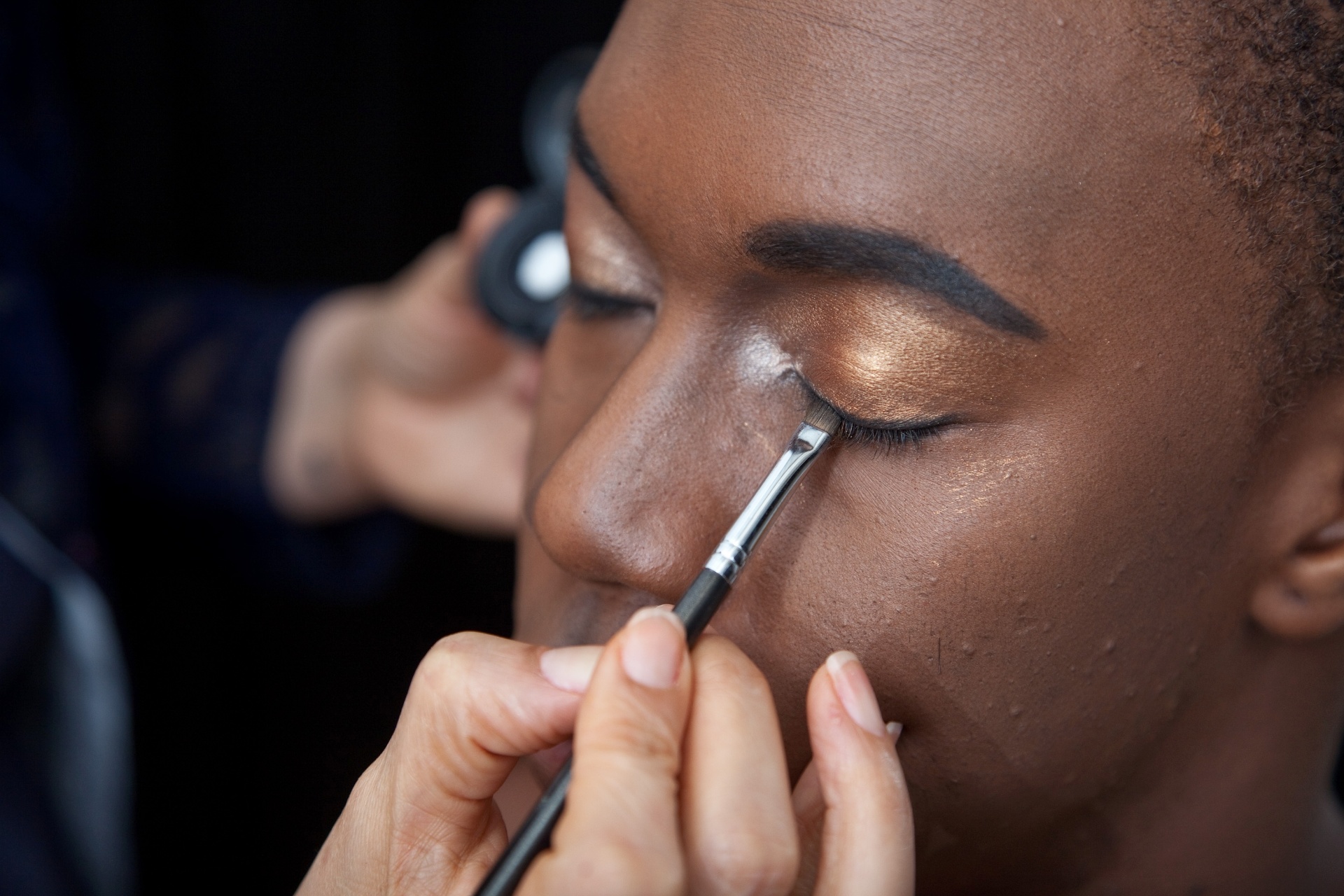 04.nov.2013 - Em cerca de seis meses de cartaz no Brasil, o musical, que conta com Tiago Barbosa no papel de Simba, vendeu cerca de 250 mil ingressos. Na imagem, ator é fotografado durante processo de maquiagem - Simon Plestenjak/UOL