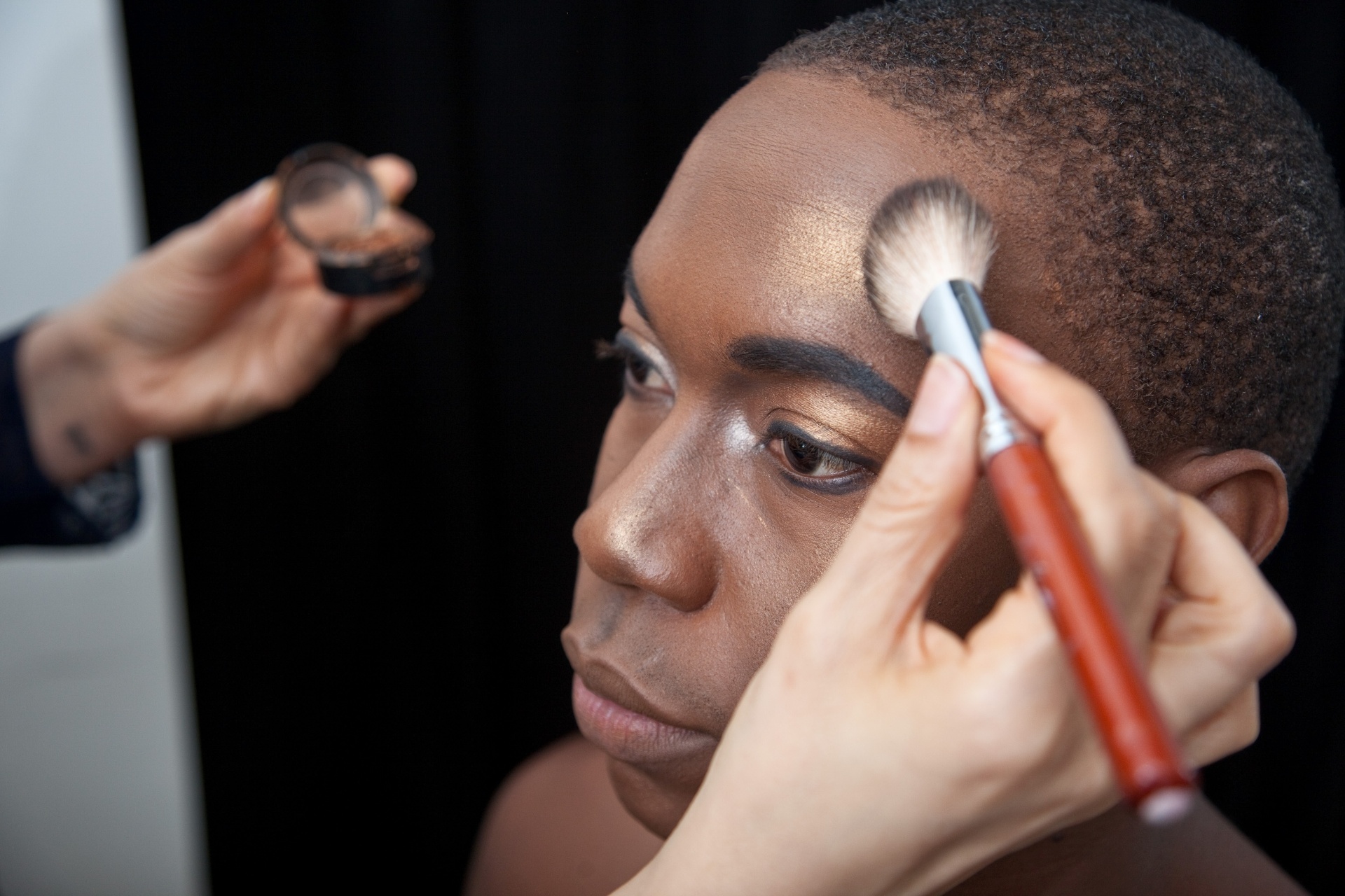 04.nov.2013 - Tiago Barbosa faz a maquiagem para o "O Rei Leão", que é encenado em 15 países e traduzido para oito línguas diferentes - Simon Plestenjak/UOL