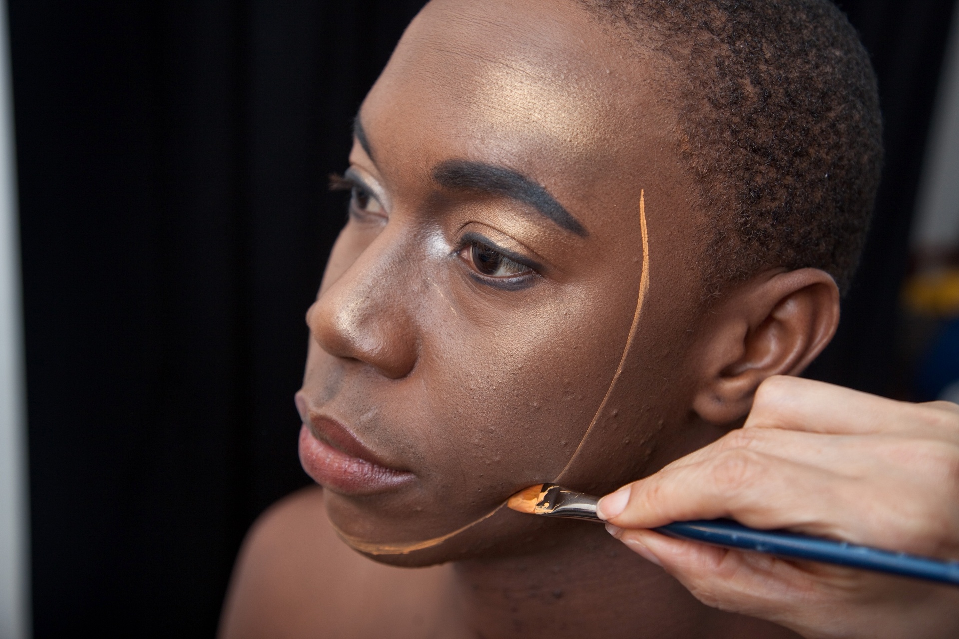 04.nov.2013 - Tiago Barbosa durante maquiagem de "O Rei Leão", que já foi visto por cerca de 65 milhões de espectadores em mais de 15 anos de musical, na Broadway e pelo mundo - Simon Plestenjak/UOL