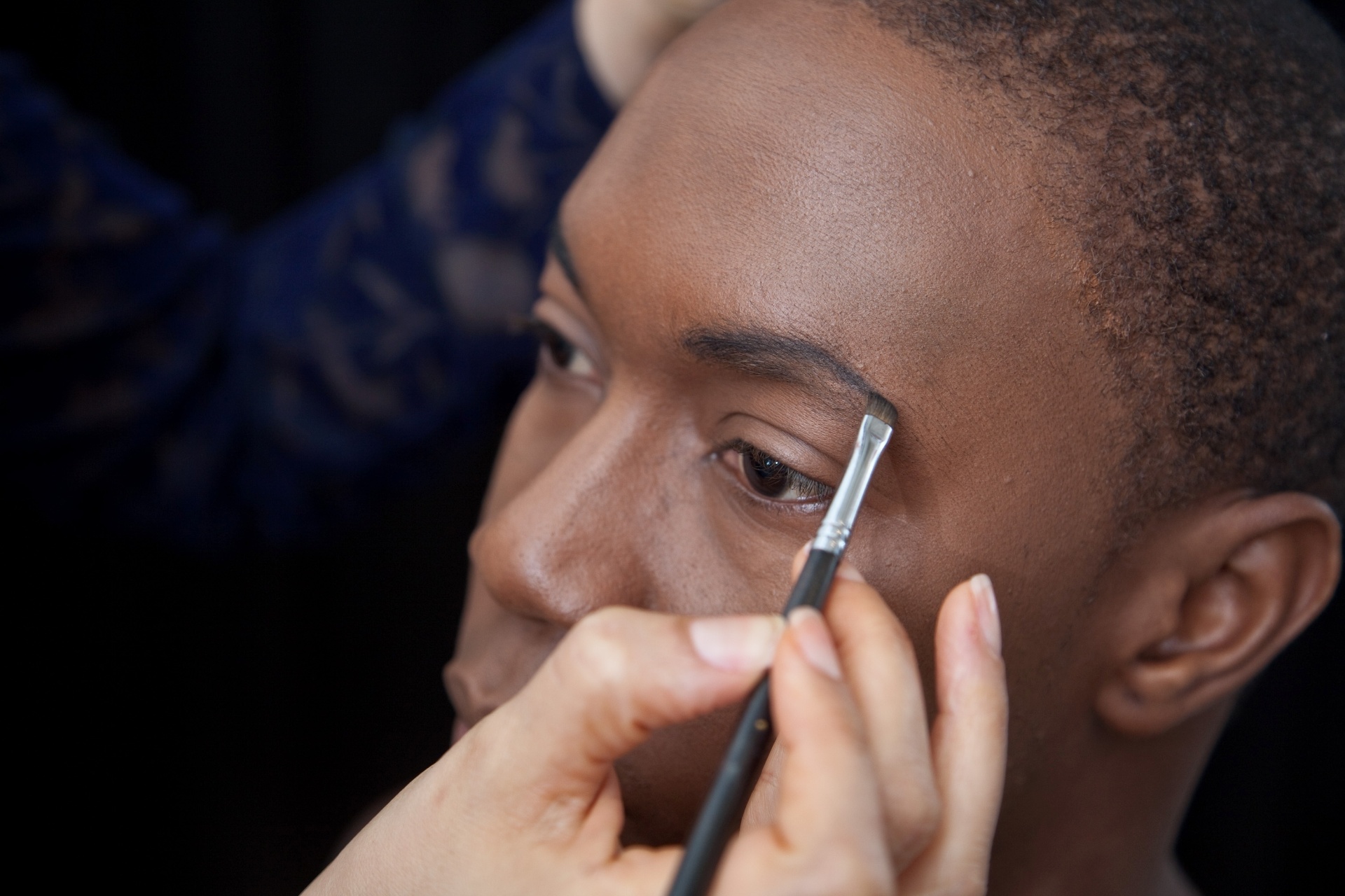 04.nov.2013 - Tiago Barbosa durante maquiagem de "O Rei Leão", que já foi visto por cerca de 65 milhões de espectadores em mais de 15 anos de musical, na Broadway e pelo mundo - Simon Plestenjak/UOL