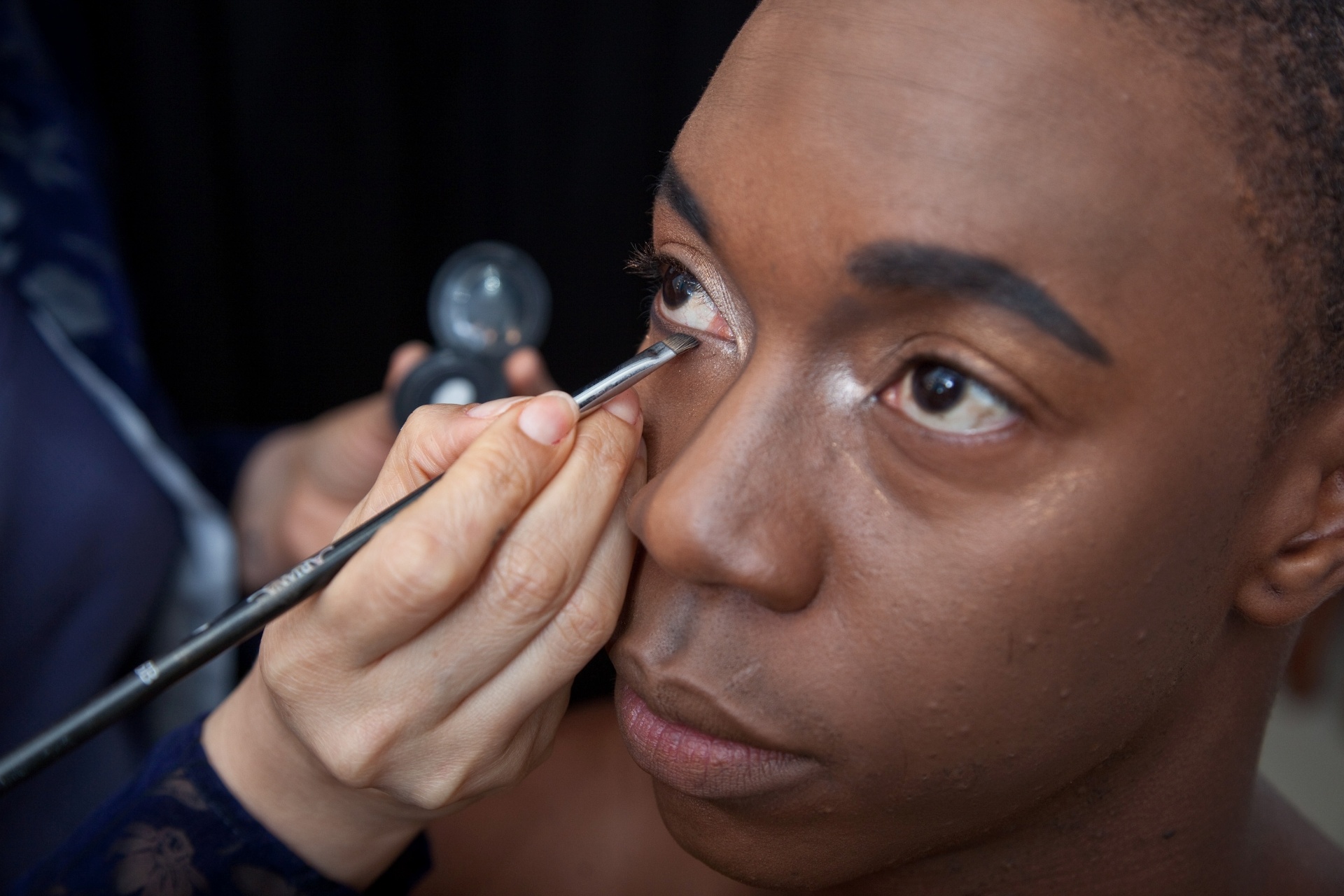 04.nov.2013 - Tiago Barbosa durante maquiagem de "O Rei Leão", que, somente na Broadway, nos Estados Unidos, arrecadou quase US$ 1 bilhão - Simon Plestenjak/UOL