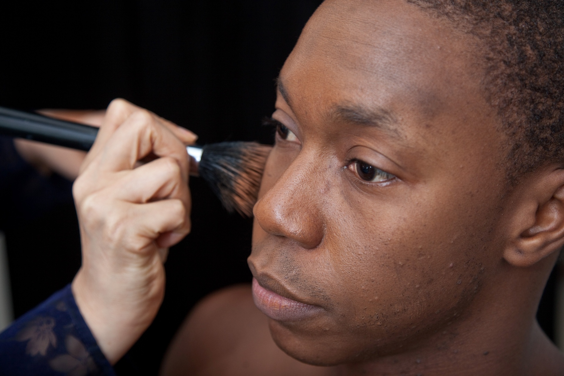 04.nov.2013 - Tiago Barbosa durante processo de maquiagem para o musical "O Rei Leão", com direção de Julie Taymor e  nomes como Elton John, Tim Rice e Hans Zimmer na equipe criativa - Simon Plestenjak/UOL