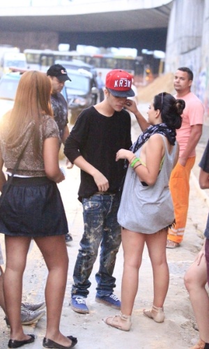 5.nov.2013 - Justin Bieber é tietado por fãs no bairro de São Conrado, no Rio de Janeiro, após passar a madrugada grafitando um muro. De acordo com a agência de fotografias AgNews, os fotógrafos presentes no local foram agredidos pelos seguranças de Bieber enquanto o cantor grafitava e a polícia chegou a ser chamada
