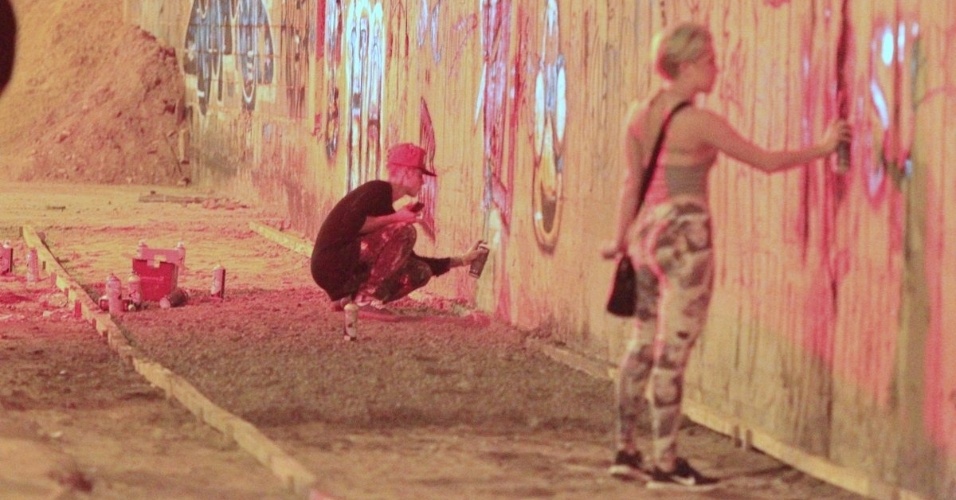 5.nov.2011 - Justin Bieber grafita muro do bairro de São Conrado, no Rio de Janeiro, durante a madrugada. O cantor e sua equipe foram para o local por volta das 3h. De acordo com a agência de fotografias AgNews, os fotógrafos presentes no local foram agredidos pelos seguranças de Bieber e a polícia chegou a ser chamada. O astro teen ficou grafitando por cerca de três horas e atendeu a fãs