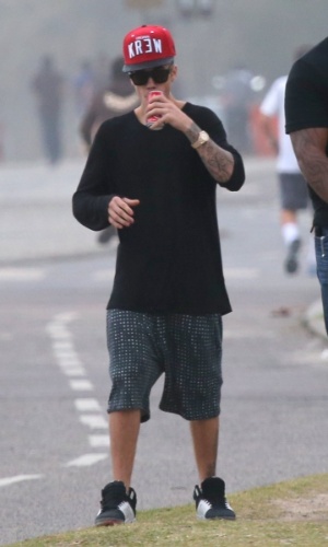 5.nov.2013 - Justin Bieber passeia pela orla da praia da Barra da Tijuca. O cantor estava acompanhado de amigos e seguranças e tentou passar despercebido, usando óculos e boné
