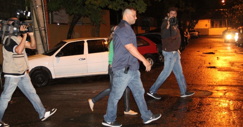 5.nov.2013 - Segurança pessoal de Justin Biber deixa delegacia após prestar depoimento