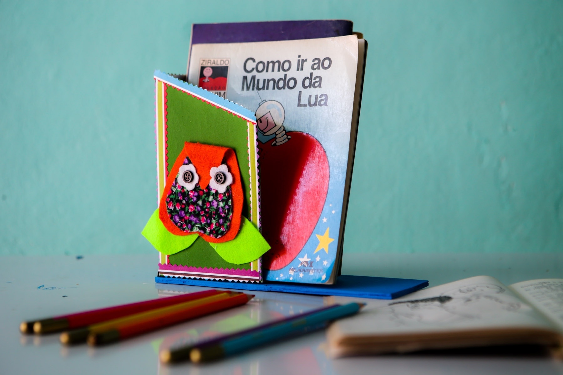 Fotos Veja como fazer um aparador para os livros infantis com embalagem de leite UOL Universa Adesivo Va De Bike ~ Fotos Veja como fazer um aparador para os livros infantis com embalagem de leite UOL Universa