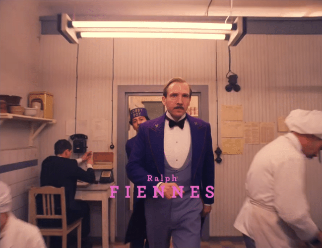 05.nov.2013 - Ralph Fiennes é o protagonista de "O Grande Hotel Budapeste", novo filme de Wes Anderson