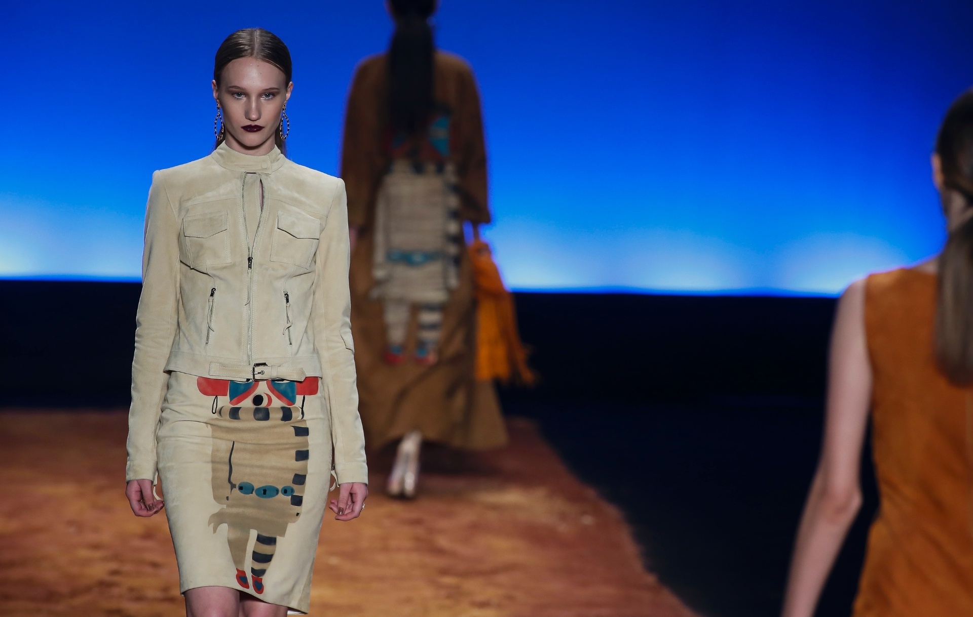 6 nov. 2013 - A estilista Patrícia Viera voltou à programação oficial do Fashion Rio no papel de abertura da temporada Inverno 2014. Inspirada pelo Novo México e sua beleza e herança cultural, a coleção priorizou laranja, marrom em diferentes tons, rosa e a combinação de verde e azul, bem brasileira. Os couros, marcantes em seu trabalho, receberam novamente o trabalho do grafiteiro Bruno Bogossian e de Klaucia Badaró - Alexandre Schneider/UOL