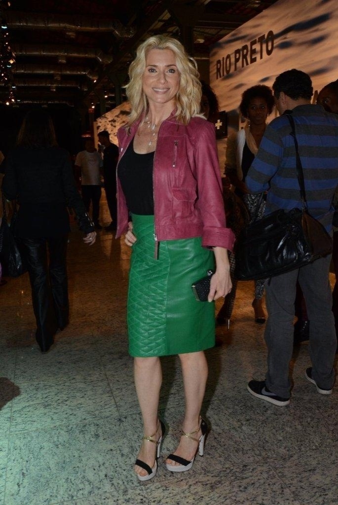 6.nov.2013 - A atriz Letícia Spiller prestigia a edição outono/inverno 2014 do Fashion Rio, no Pier Maua, zona portuária da cidade