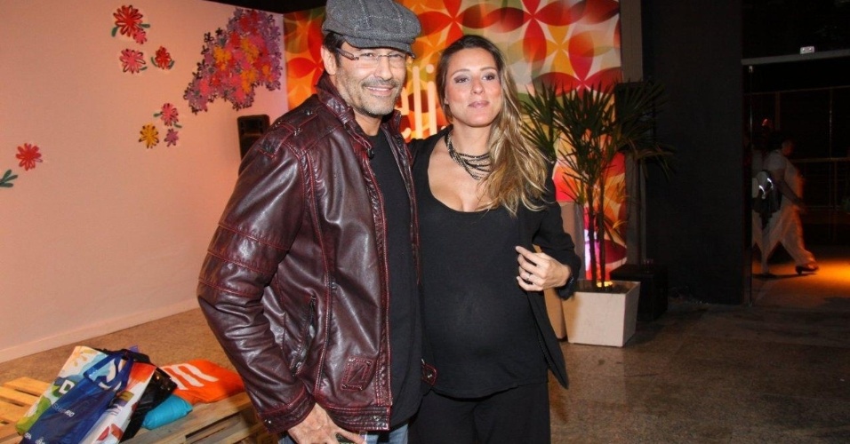 6.nov.2013 -  Luciano Szafir e a namorada, Luhanna Melonni, que está grávida, prestigiam o Fashion Rio