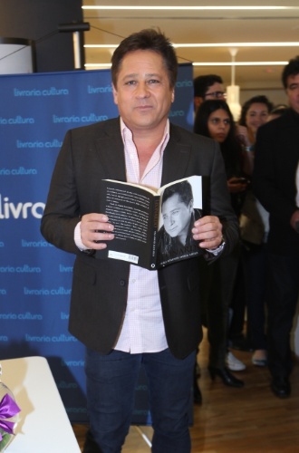 6.nov.2013 - O cantor Leonardo lança sua autobiografia "Não Aprendi Dizer Adeus", em uma livraria do shopping Iguatemi, em São Paulo