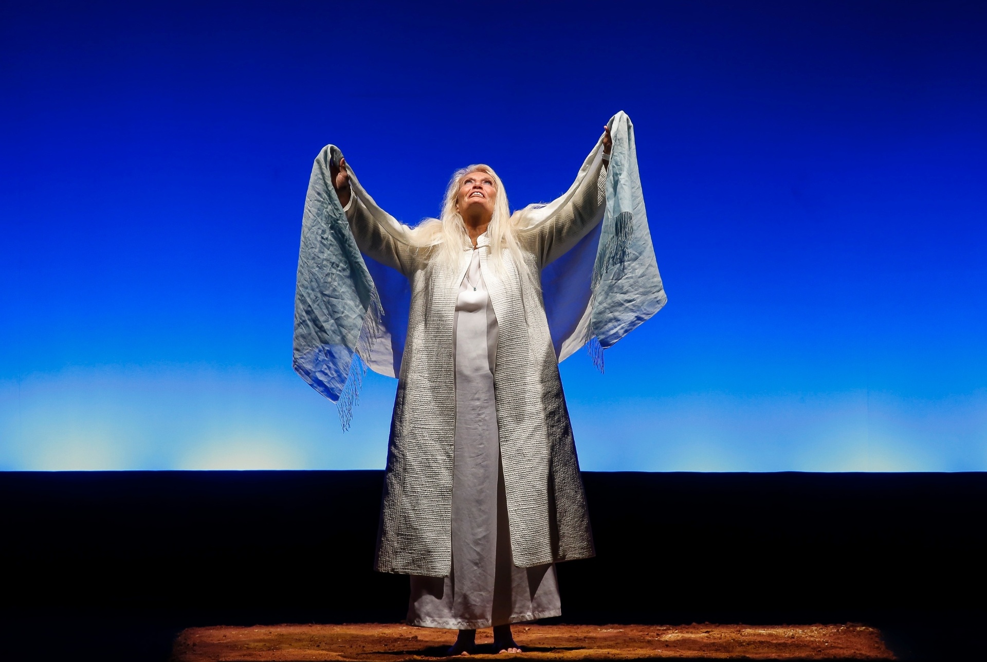 9 nov. 2013 - A mestra espiritual Chris Griscom, vestida toda de branco, deu início à apresentação de Patrícia Viera na boca de cena, para, então, sentar-se na primeira fila. Ela é fundadora do Instituto da Luz, localizado no Estado norte-americano do Novo México - Alexandre Schneider/UOL