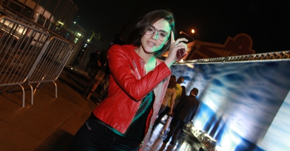 07.nov.2013 - A atriz Isabelle Drummond marca presença no segundo dia de Fashion Rio. A atriz exibiu os aparelhos nos dentes