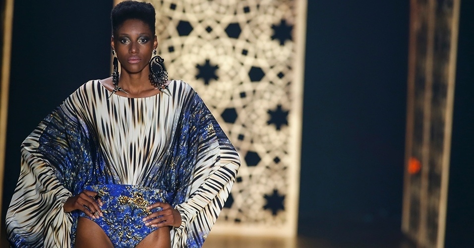 6 nov. 2013 - A modelo Indira Carvalho mostrou hot pant com blusa fluida e em estampa animal - Alexandre Schneider/UOL