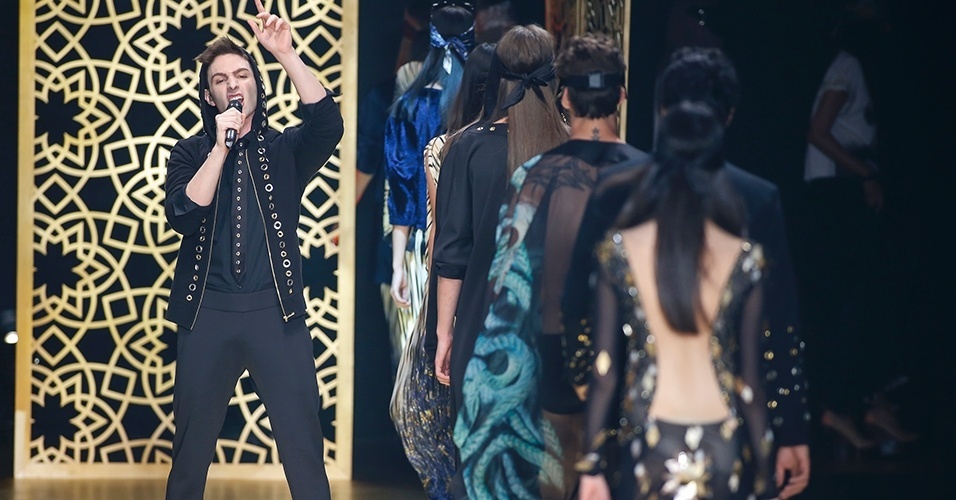 6 nov. 2013 - O cantor Yann Hatch abriu e fechou o desfile de Victor Dzenk com breve mashup de Britney Spears e Spice Girls sobre base de Eurythmics - Alexandre Schneider/UOL