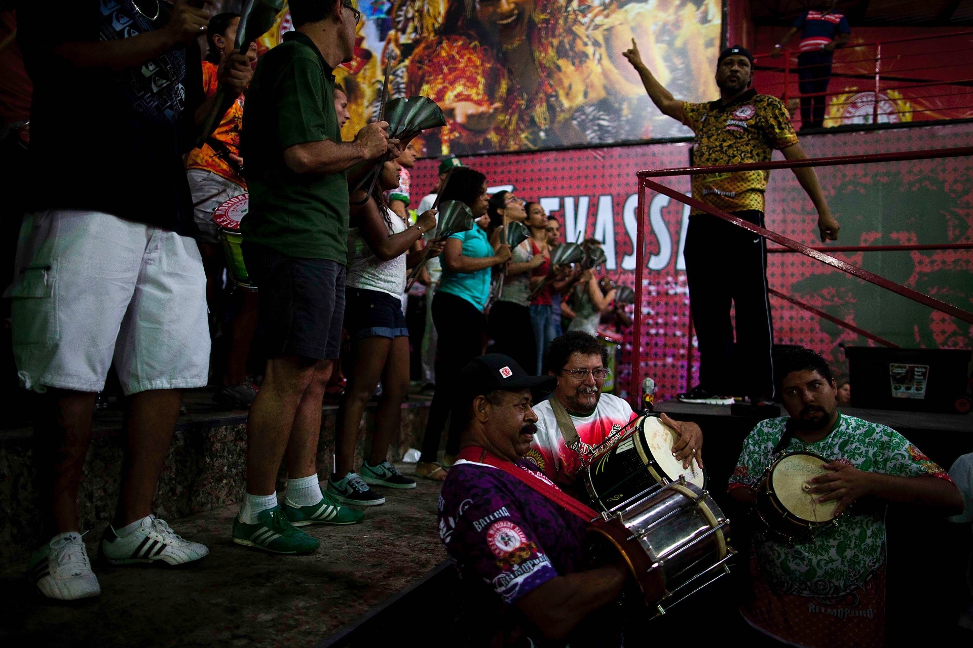 6.nov.2013 - Campeã do Carnaval 2013, Mocidade Alegre faz ensaio com integrantes da bateria em São Paulo - Alessandro Shinoda/UOL