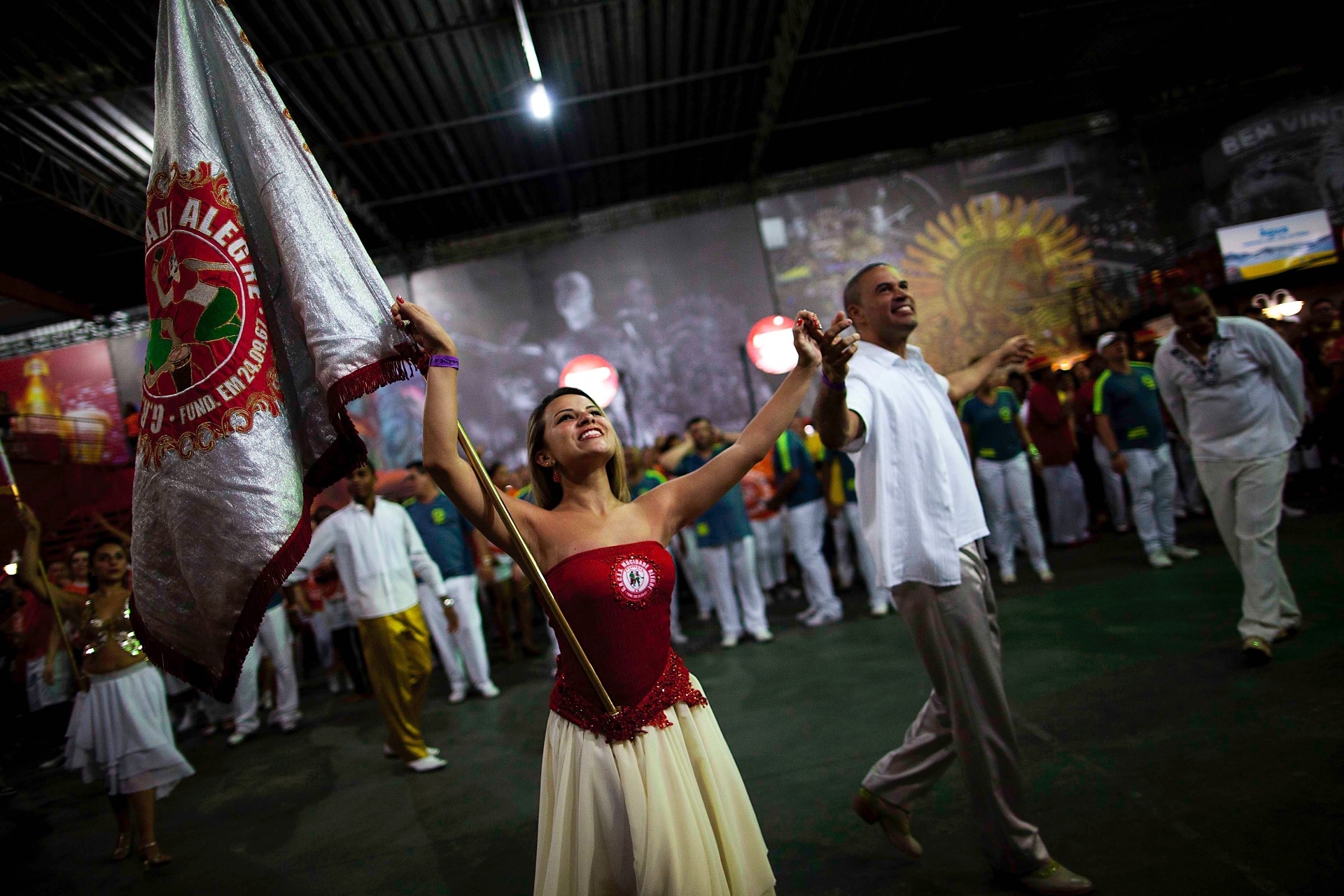 6.nov.2013 - Campeã do Carnaval 2013, Mocidade Alegre faz ensaio com o casal de mestre sala e porta-bandeira, Karine e Emerson - Alessandro Shinoda/UOL