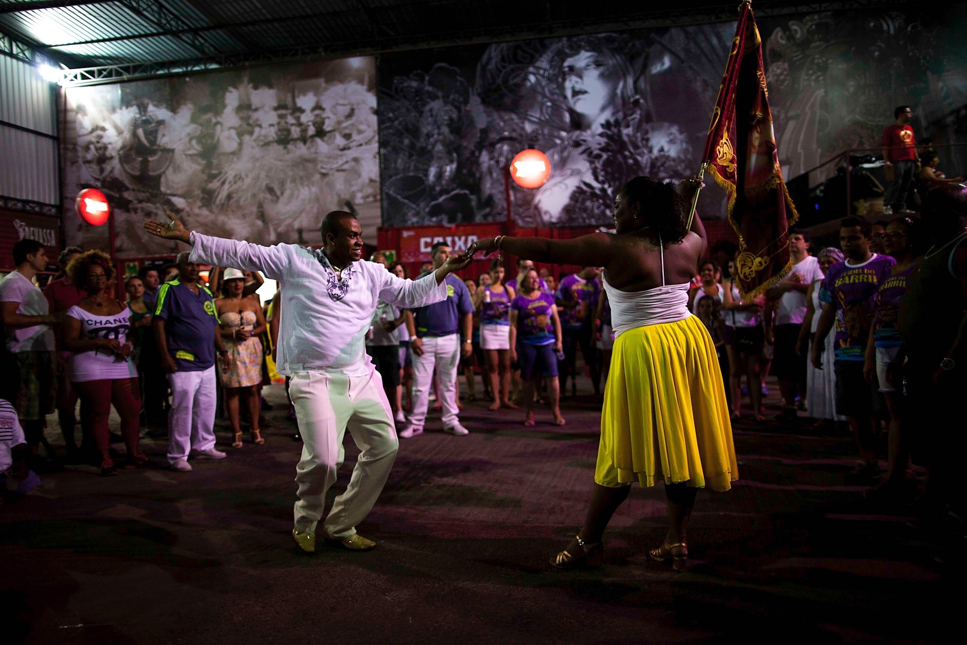 6.nov.2013 -  Casal de mestre-sala e porta-bandeira fazem ensaio da escola Mocidade Alegre - Alessandro Shinoda/UOL