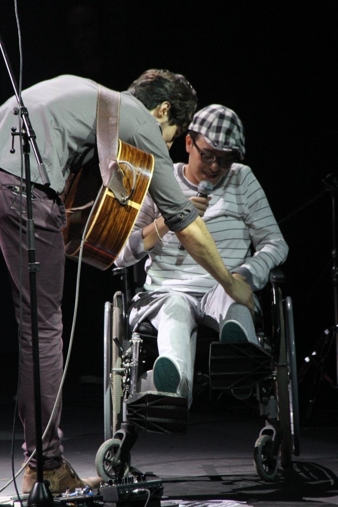 6.nov.2013 - Tiago Iorc faz show no Oi Casa Grande, no Rio de Janeiro, com participação de Clarice Falcão e Maria Gadú - Leo Franco / Agnews
