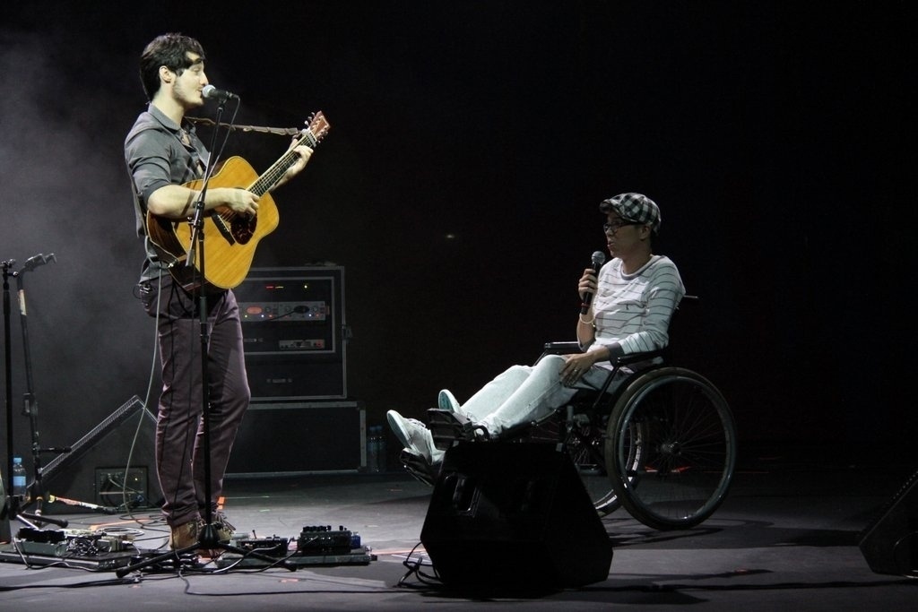 6.nov.2013 - Tiago Iorc faz show no Oi Casa Grande, no Rio de Janeiro, com participação de Clarice Falcão e Maria Gadú - Leo Franco / Agnews
