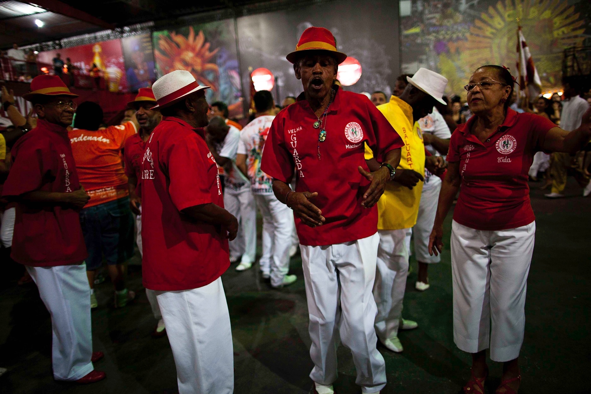 6.nov.2013 - Velha guarda se diverte durante ensaio da escola de samba Mocidade Alegre, em São Paulo - Alessandro Shinoda/UOL