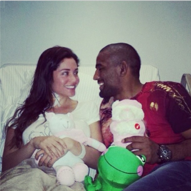 7.nov.2013 - Maria recebe a visita do noivo Serginho no hospital Sírio Libanês, em SP