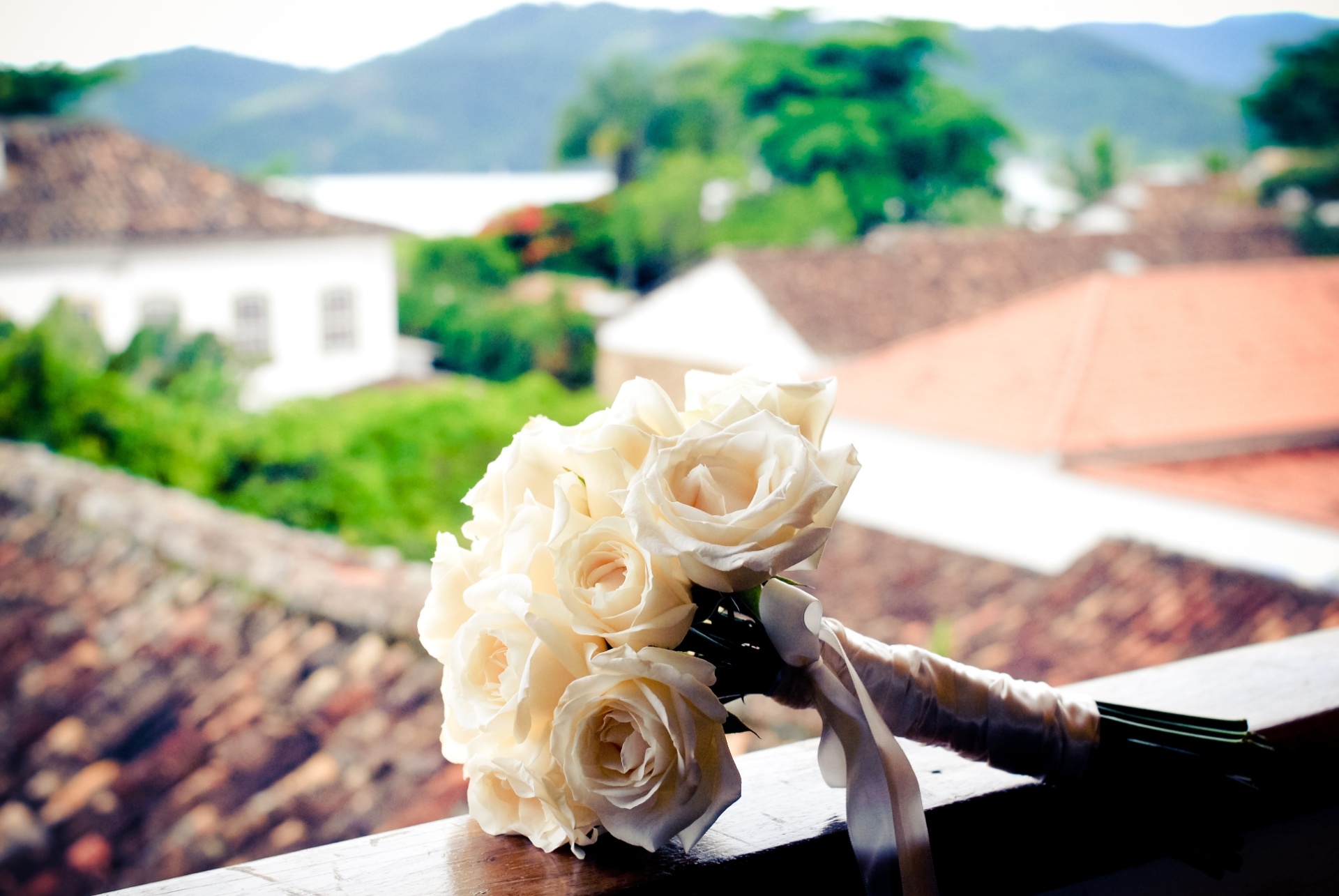 Buquê de rosas brancas com hastes arrematadas por uma fita de cetim na cor nude - Divulgação/Regina de Grammont