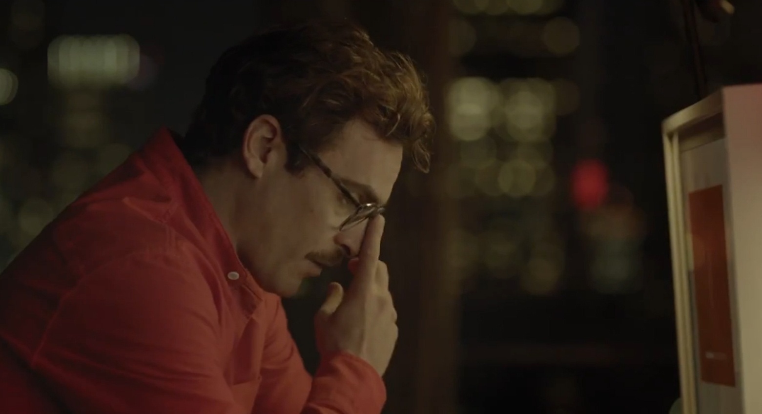 Joaquin Phoenix em cena de "Ela", de Spike Jonze - Reprodução