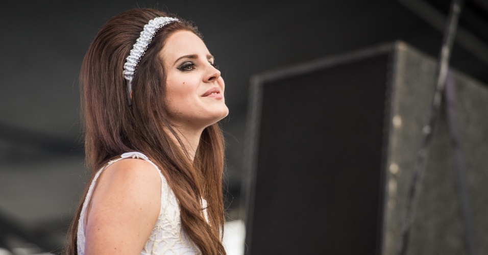 1.jul.2012 - Lana Del Rey usa headband [tiara elástica] branca em festival realizado em Belfast, na Irlanda do Norte