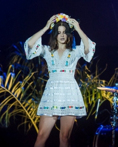 7.nov.2013 - Lana Del Rei se apresenta no Chevrolet Hall, em Belo Horizonte, Minas Gerais. Durante o show, ela colocou uma coroa de flores multicoloridas em sua cabeça