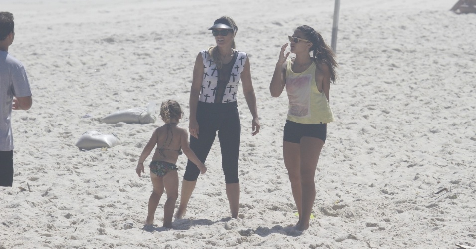 8.nov.2013 - Flávia Alessandra aproveitou a tarde desta sexta para se exercitar na praia da Barra, no Rio. A atriz estava acompanhada das filhas; a adolescente Giulia, e a caçula Olívia