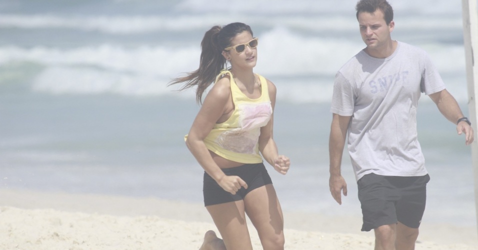 8.nov.2013 - Giulia, filha de Flávia Alessandra, aproveitou a tarde desta sexta para se exercitar na praia da Barra, no Rio