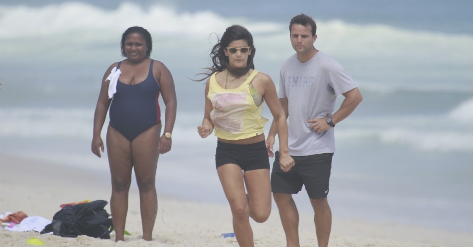 8.nov.2013 - Giulia, filha de Flávia Alessandra, aproveitou a tarde desta sexta para se exercitar na praia da Barra, no Rio